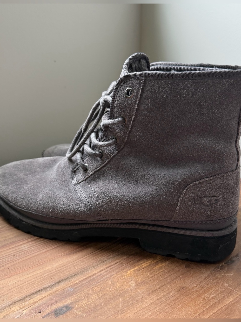 UGG Harkley Charcoal Grey Suede Sheepskin
Chukka Desert Boots Shoes Men Size 9.5